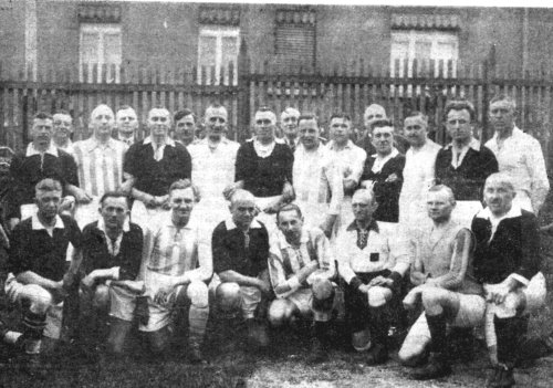 Alt-Herren-Mannschaft und Mitbegründer des FV 1912 Borna mit der Alt-Herren-Mannschaft des VfB Leipzig (gestreifte Trikots), 1937