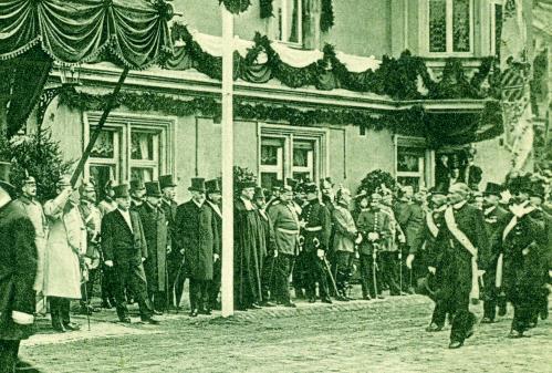 König Friedrich August III (l.) bei der Abnahme der Parade der Vereine