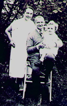 Dr. Walther Thierbach mit Frau Marianne geb. Heun und seiner Tochter Regine, 1925 (Ortschronik des Museum Borna)