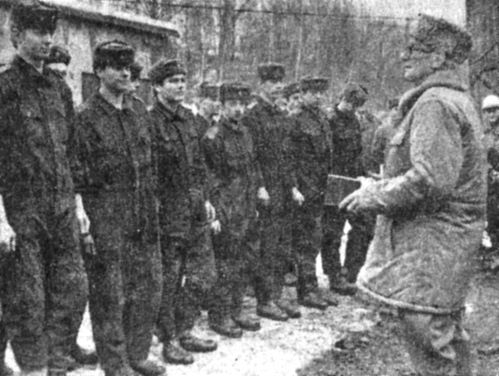 Auszeichnung von Soldaten der Grenztruppe durch Generalleutnant Peter