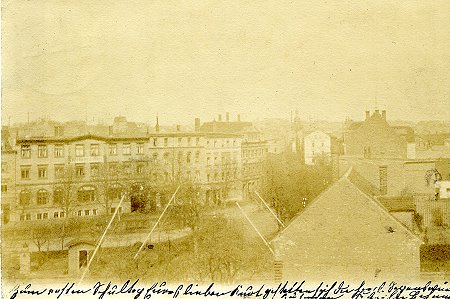 Fotopostkarte des Wettiner Hofs“ mit Eisenbahnlinie im Vordergrund, 1902
