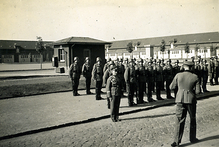 Appell auf dem Kasernenhof, 1937