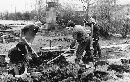 Umgestaltung des OdF-Friedhofes, April 1975; Museum Borna