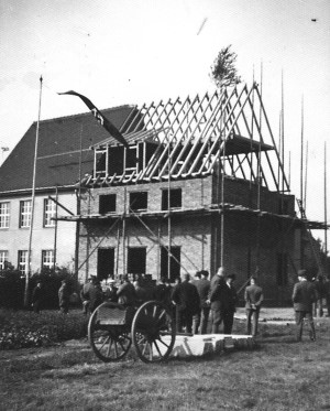Richtfest des Erweiterungsbau der Schule am 22. Juni 1937 (Stadtarchiv Borna)