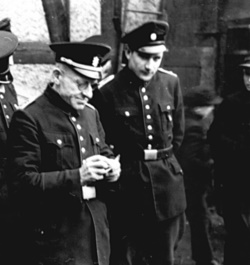 Wehrleiter Fritz Wagner bei der Brandschutzkontrolle, um 1953 (Stadtarchiv Borna)