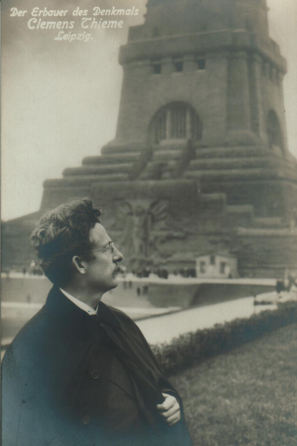 Ansichtskarte mit Clemens Thieme vor dem Völkerschlachtdenkmal, um 1925