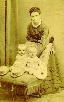 Die Zwillinge Wilhelm und Ludwig Külz mit ihrer Mutter Anna (Archiv Schmidt-Dibke)