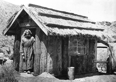 William Pester vor seiner Hütte in Palm Canyon, 1918 (Palm Springs Historical Society)