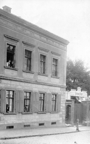 Ansichtskarte vom Wohnhaus und Geschäft des Vaters in der Grimmaer Straße, 1913